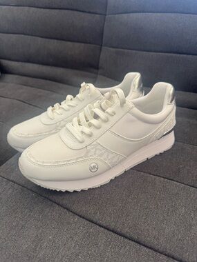 Michael Kors Cream-White Low Top Sneakers